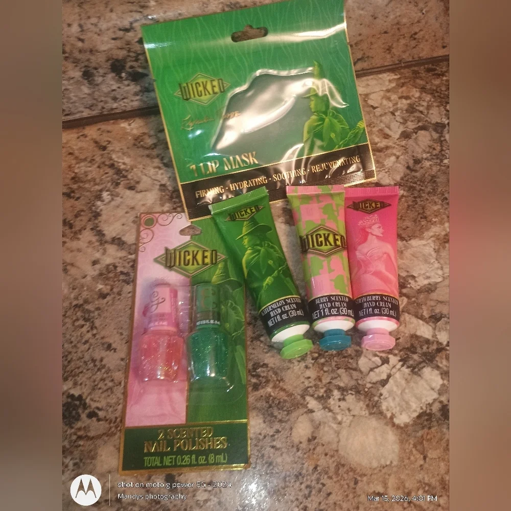 Wicked themed makeup bundle. A wicked inspired makeup perfect for everyday